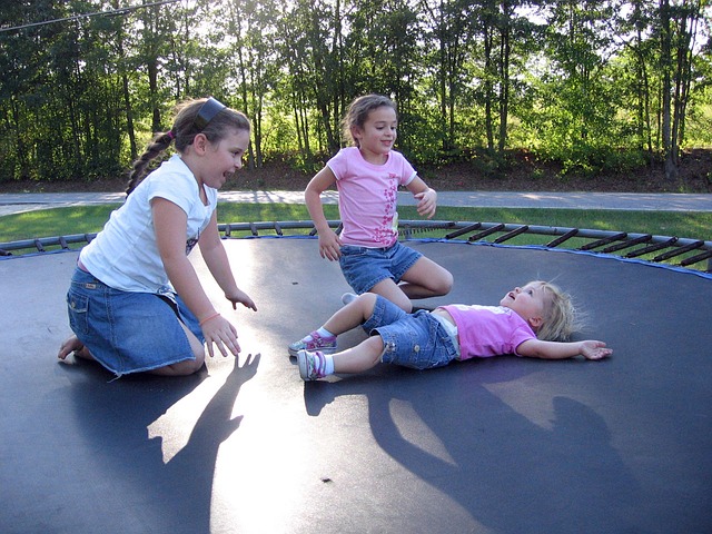 holčičky na trampolíně